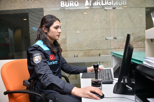 Emniyetten pasaport polislerine yeni kıyafet